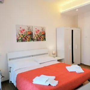  Hostal In City-in